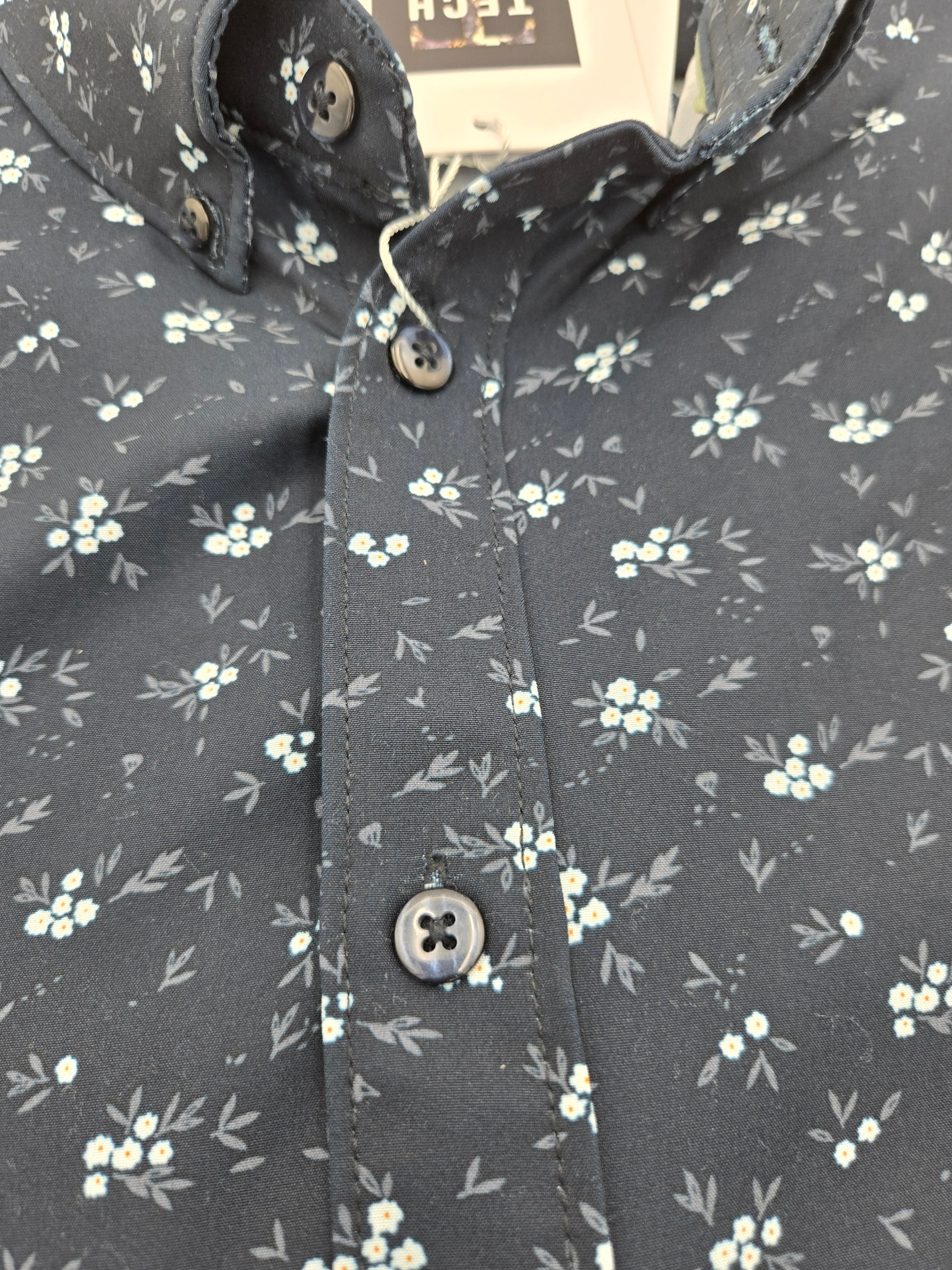 Denim & Flower Ricky Singh Short Sleeve Shirt - Size: Large; Length: 28 in (71.1 cm); Chest Width (Pit to Pit): 21.5 in (54.6 cm)  Weight: 0.195 kg ; ✔ New with original retail tags attached.