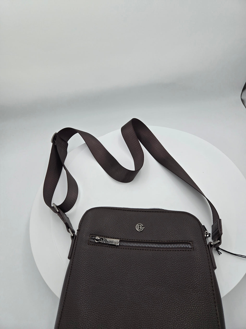 RUSS Men’s PETA-Approved Vegan Crossbody Bag – Chocolate Brown